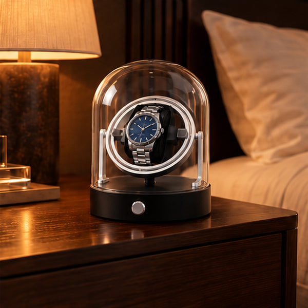 Remontoir Montre Gyroscopique 1 Place – Cloche en Verre – posé sur une table de chevet, lumière chaude de lampe
