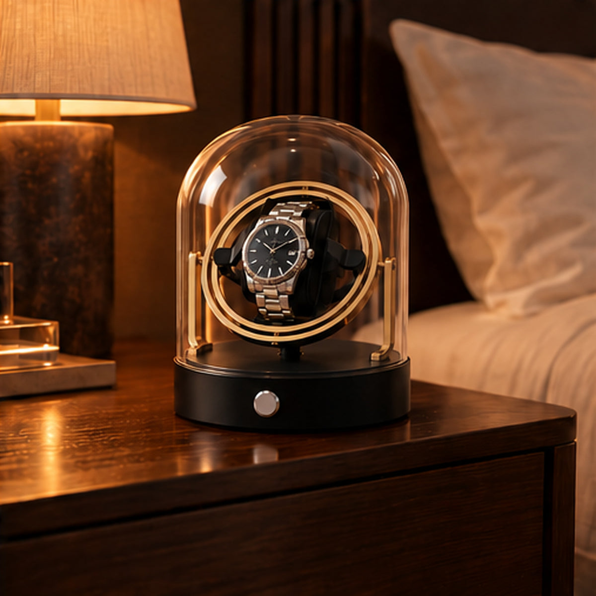 Remontoir Montre Gyroscopique 1 Place – Cloche en Verre – posé sur une table de chevet, lumière chaude de lampe