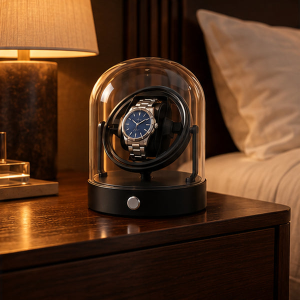 Remontoir Montre Gyroscopique 1 Place – Cloche en Verre – posé sur une table de chevet, lumière chaude de lampe