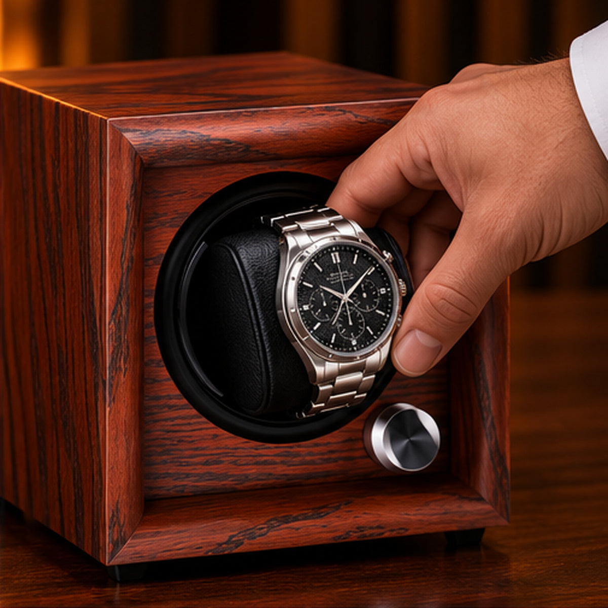 Remontoir Montre Automatique 1 Place – Bois & LED – main installant un chronographe sur le coussin