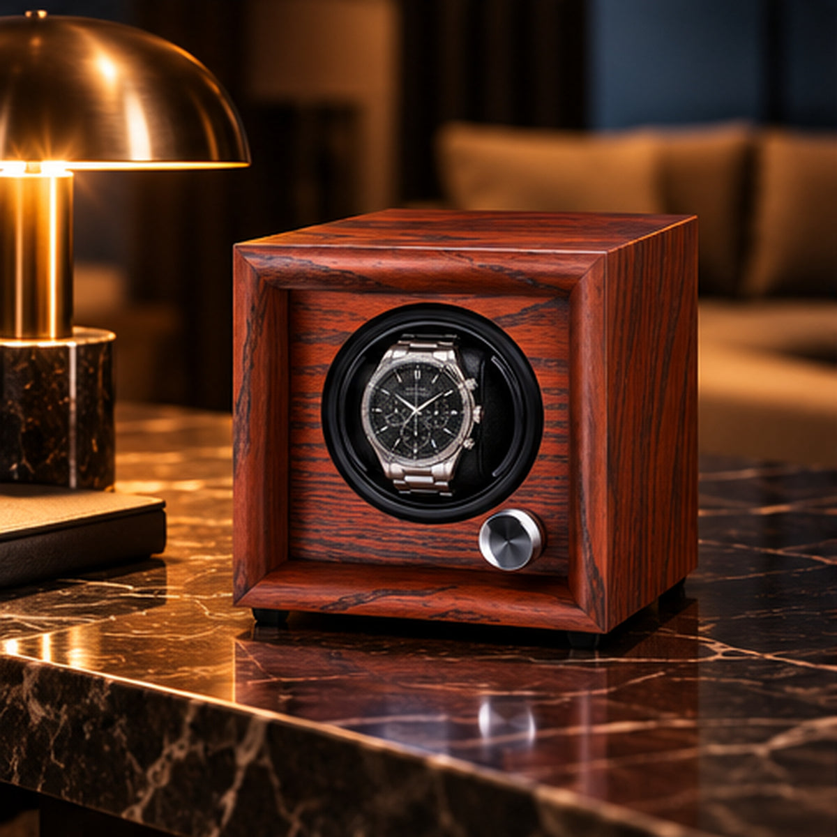 Remontoir Montre Automatique 1 Place – Bois & LED – posé sur un plan en marbre dans un salon