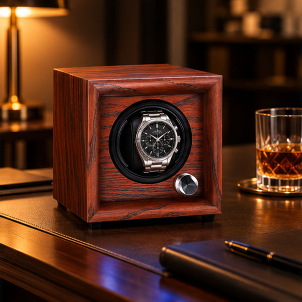 Remontoir Montre Automatique 1 Place – Bois & LED – posé sur un bureau à côté d'un verre de whisky