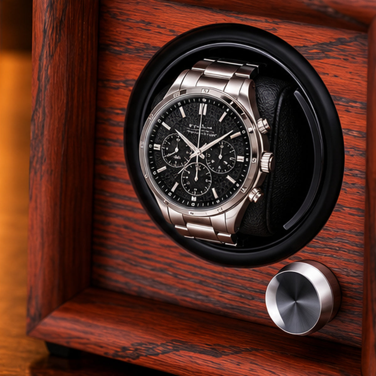 Remontoir Montre Automatique 1 Place – Bois & LED – gros plan sur la montre et le bouton de réglage chromé