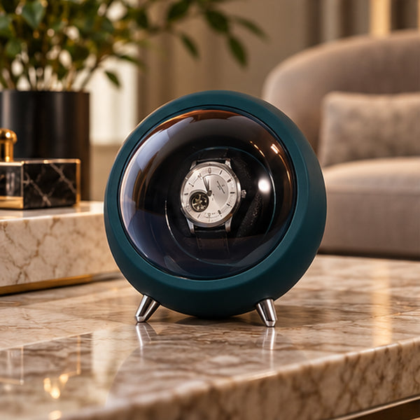 Remontoir Montre Automatique 1 Place – Design Rond – sphère vert sapin posée sur un meuble dans un salon