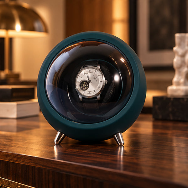 Remontoir Montre Automatique 1 Place – Design Rond – sphère vert sapin posée sur un meuble près d'une lampe