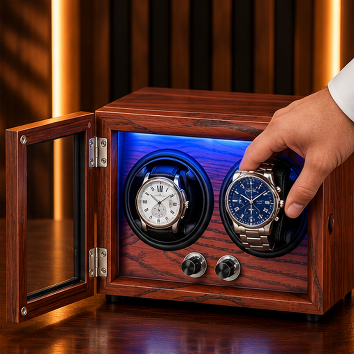 Remontoir Montre Automatique 2 Places – Bois & LED – porte vitrée ouverte, main installant une montre
