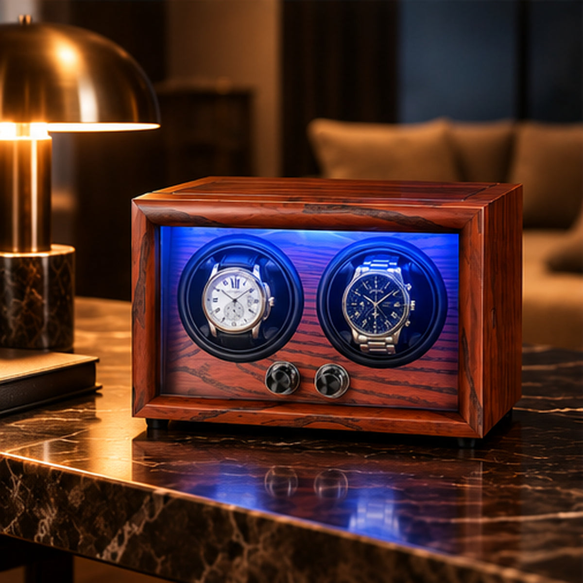 Remontoir Montre Automatique 2 Places – Bois & LED – posé sur un plan en marbre dans un salon