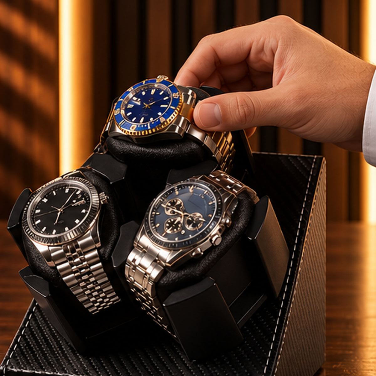 Remontoir Montre Automatique 3 Montres – Cuir Carbone – main installant une montre sur le coussin supérieur