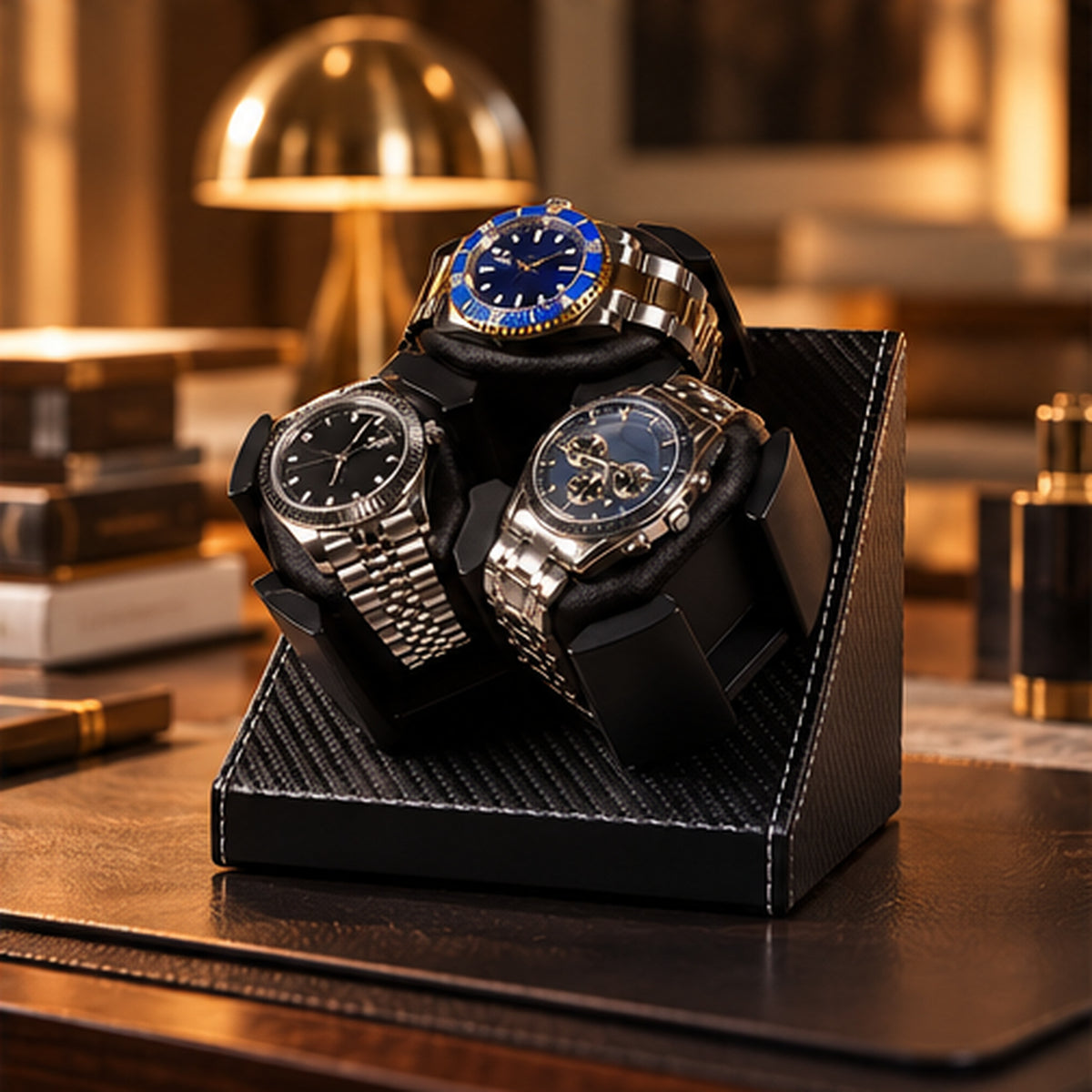 Remontoir Montre Automatique 3 Montres – Cuir Carbone – posé sur un bureau près d'une lampe dorée