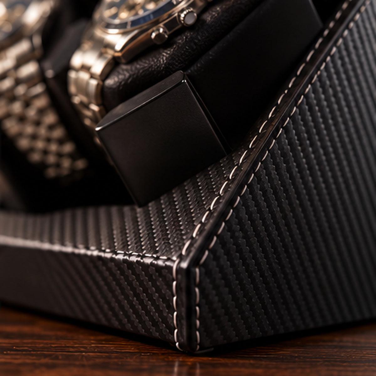 Remontoir Montre Automatique 3 Montres – Cuir Carbone – gros plan sur la texture carbone et les surpiqûres blanches