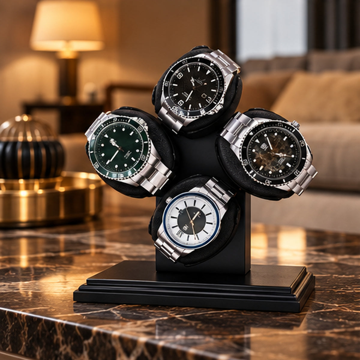 Remontoir Montre Automatique 4 Montres – Présentoir Rotatif – posé sur un plan en marbre dans un salon