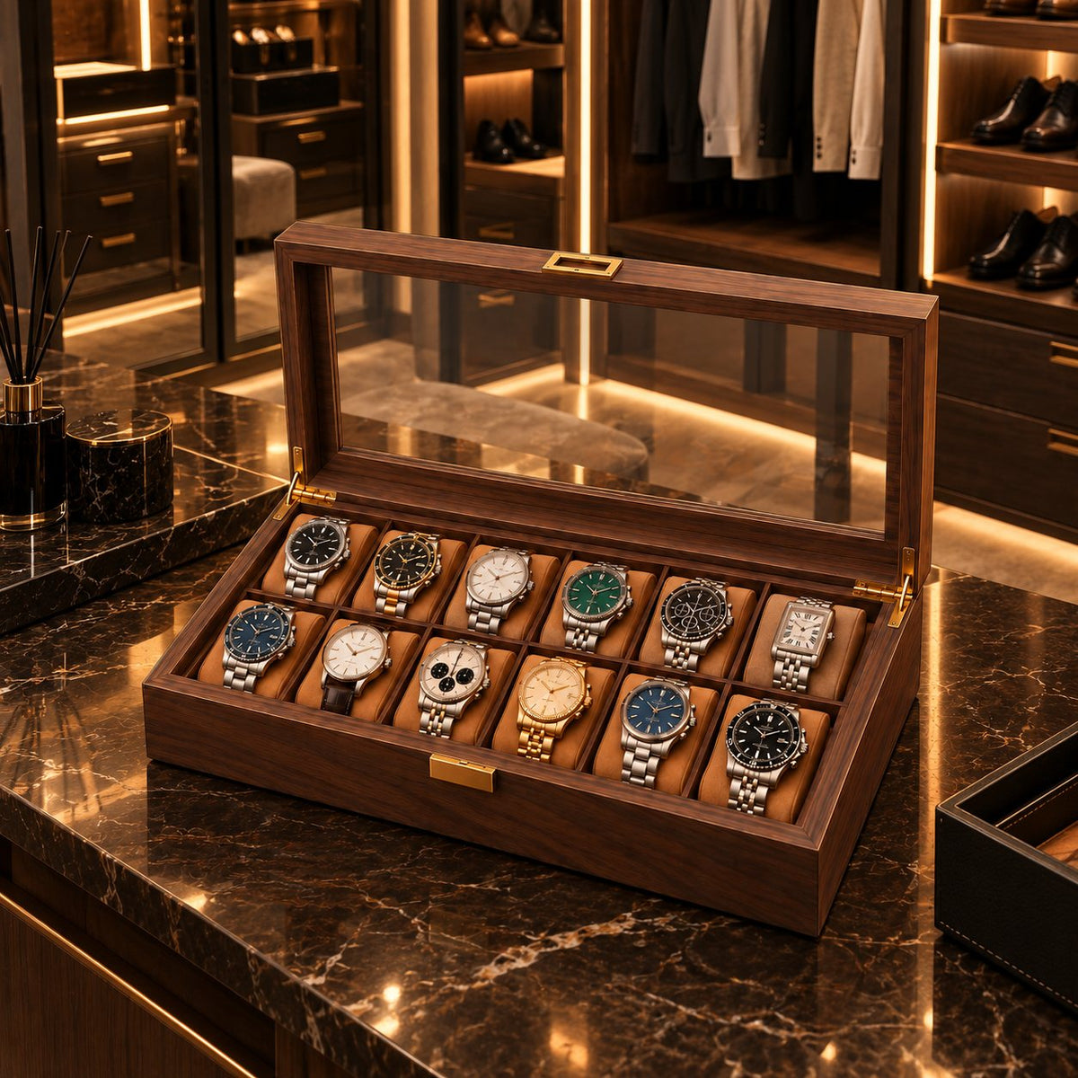 Boîte à montres 12 emplacements ouverte dans un dressing aux étagères rétroéclairées – Complications Paris Image