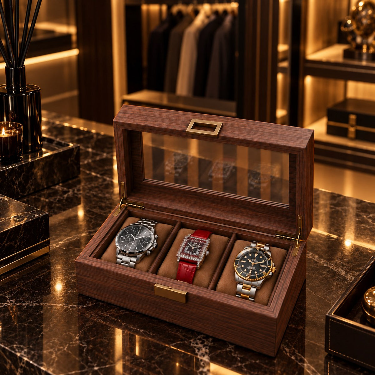 Boîte à montres 3 emplacements ouverte sur un plan en marbre, dressing en arrière-plan – Complications Paris Image