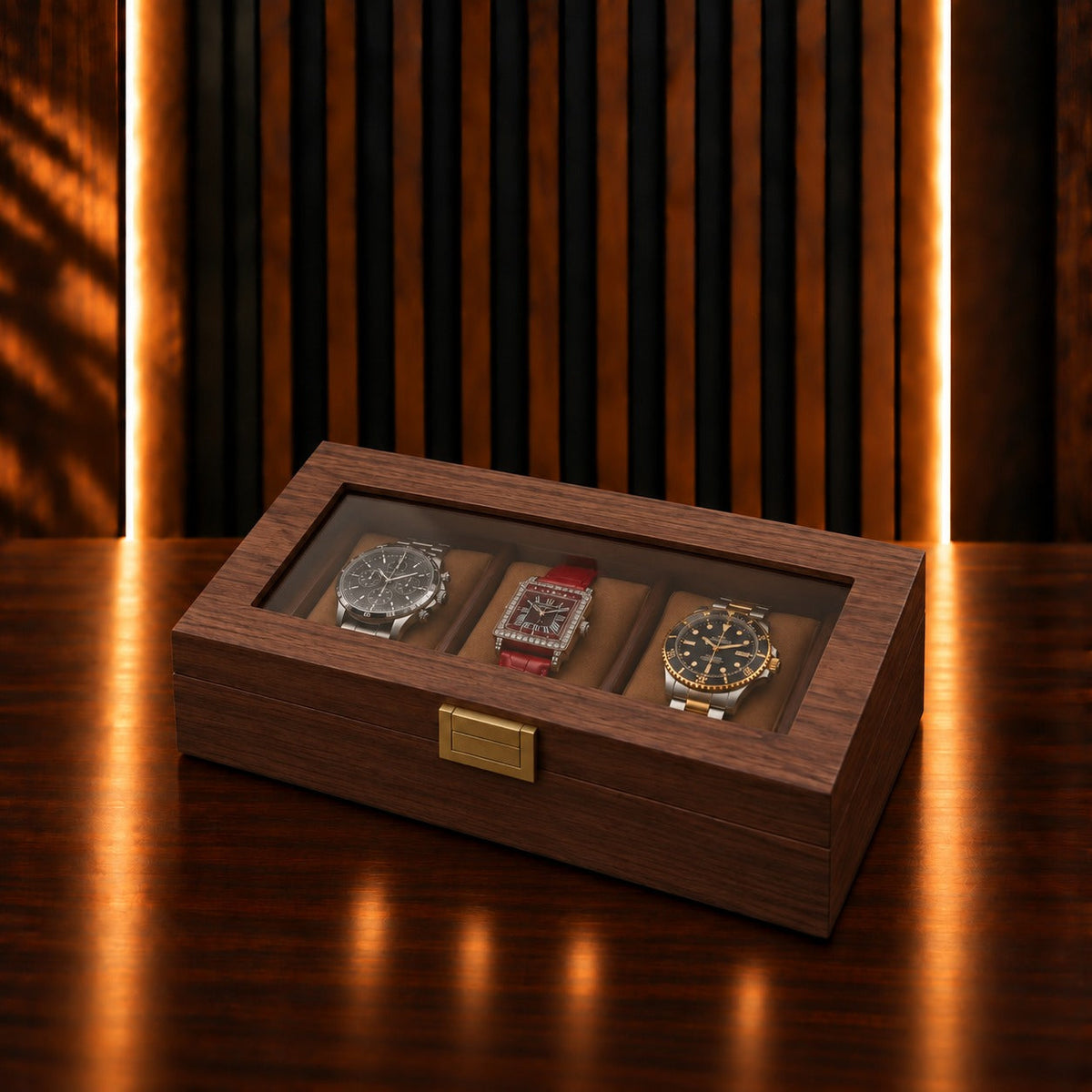 Boîte à montres 3 emplacements revêtement grain de noyer, couvercle vitré fermé, fermoir laiton – Complications Paris