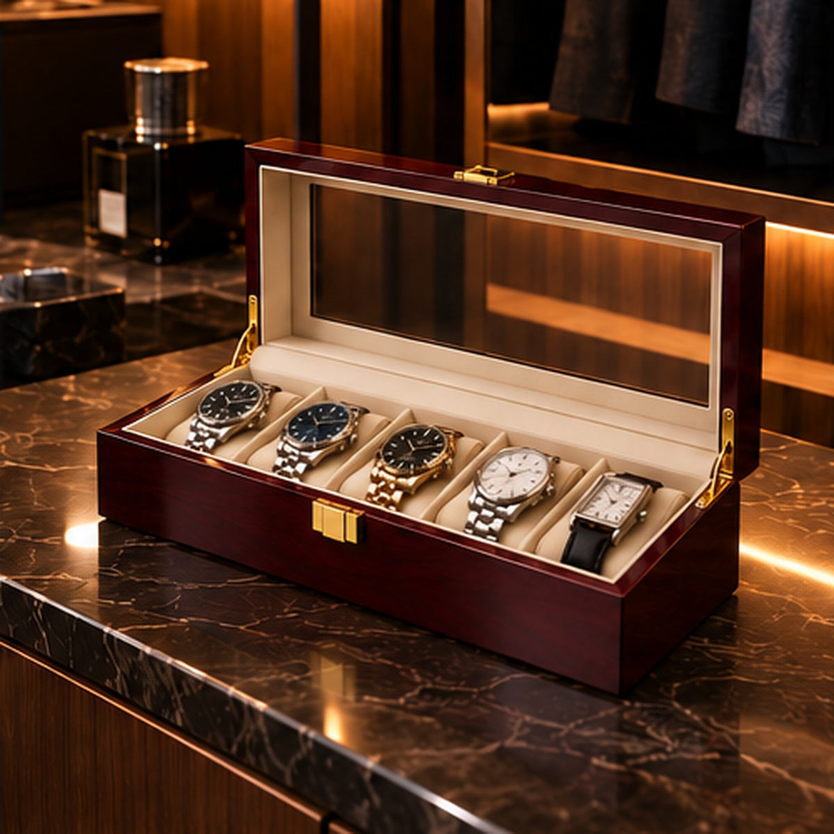 Boîte à montres 5 emplacements en bois laqué bordeaux – mise en situation dans un intérieur Image