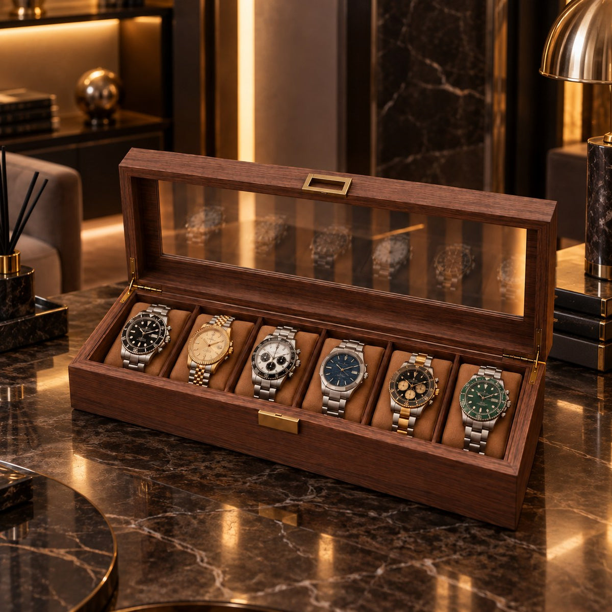 Boîte à montres 6 emplacements ouverte sur un plan en marbre, ambiance salon – Complications Paris Image