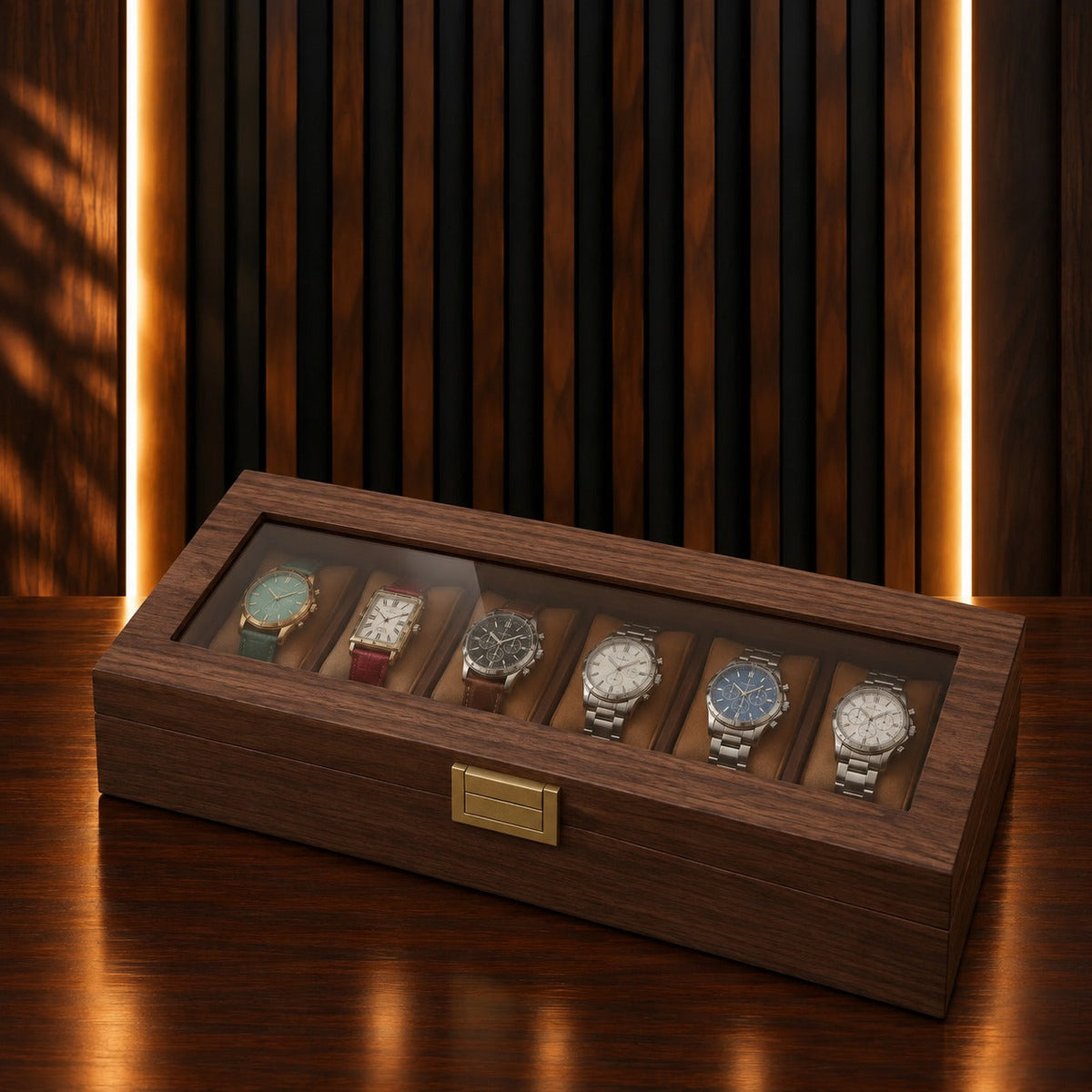 Boîte à montres 6 emplacements revêtement grain de noyer, couvercle vitré fermé, fermoir laiton – Complications Paris