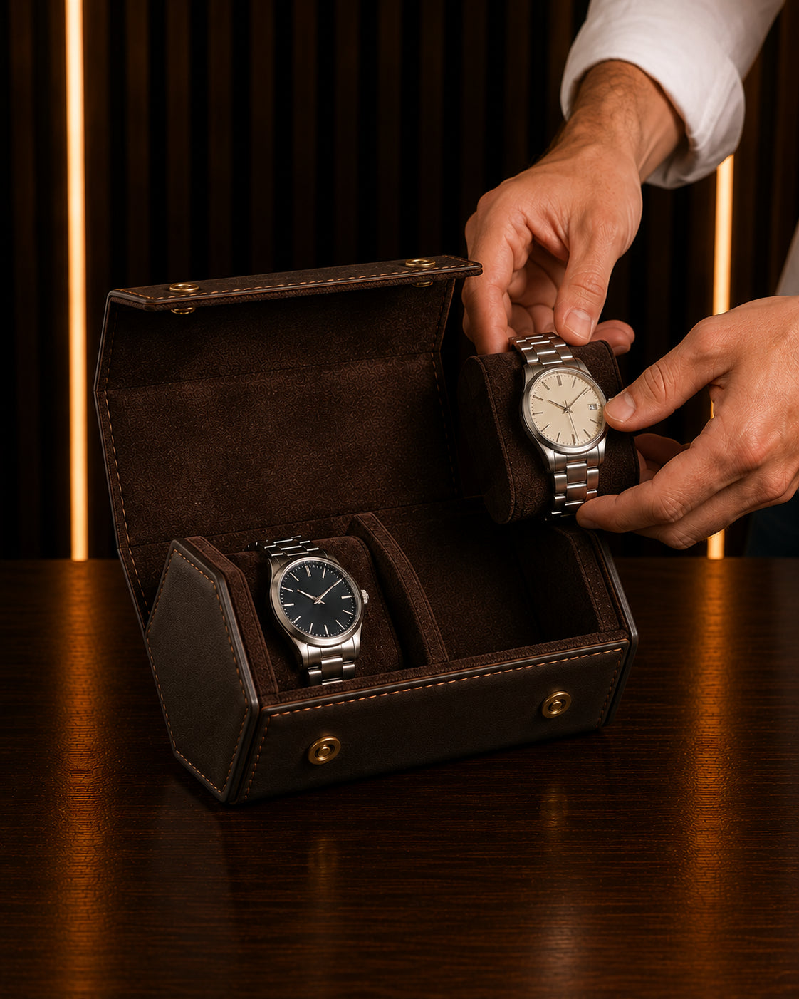 Main déposant une montre automatique sur le coussin d'un étui de voyage 2 montres – Complications Paris
