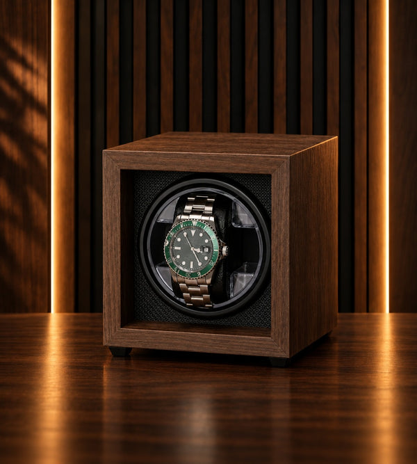 Remontoir montre automatique 1 place en placage bois, montre installée sur son coussin, vue de face – Complications Paris