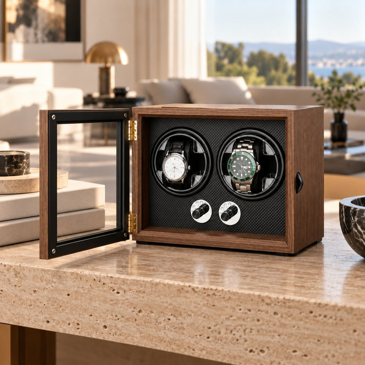 Remontoir montre automatique 2 places en placage bois, porte ouverte, sur une console en travertin dans un salon lumineux – Complications Paris