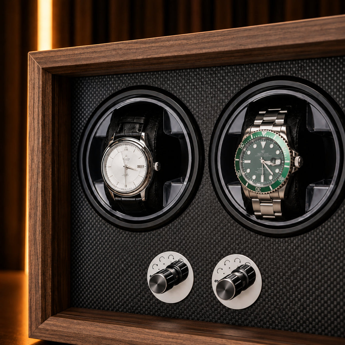 Remontoir montre automatique 2 places, gros plan sur les coussins et les montres installées – Complications Paris