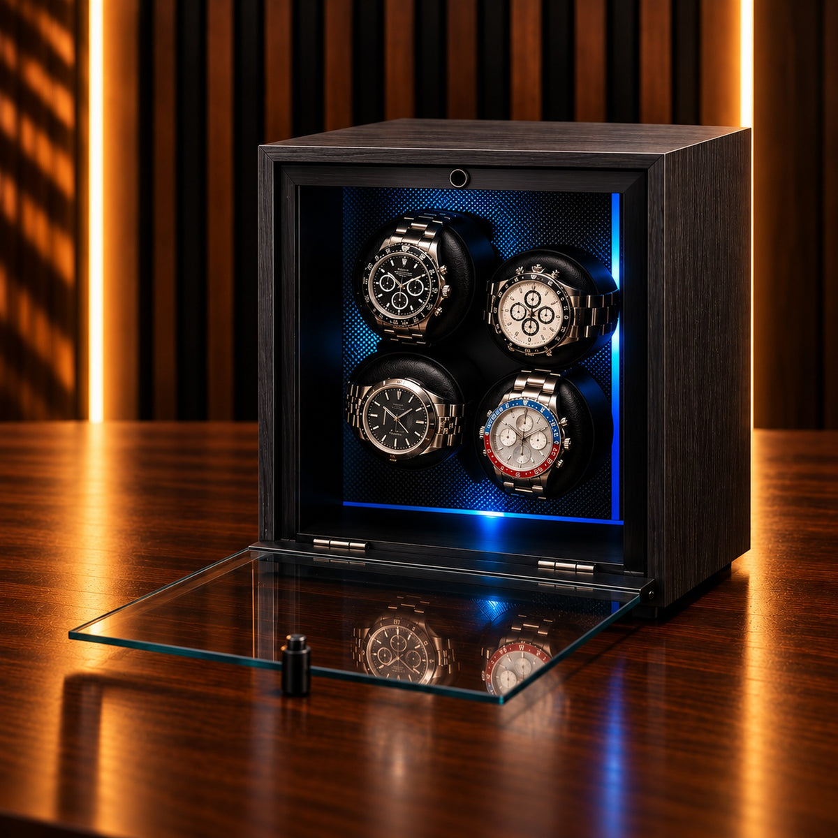 Remontoir pour 4 montres automatiques, boîtier noir, porte ouverte, quatre montres sur coussins
