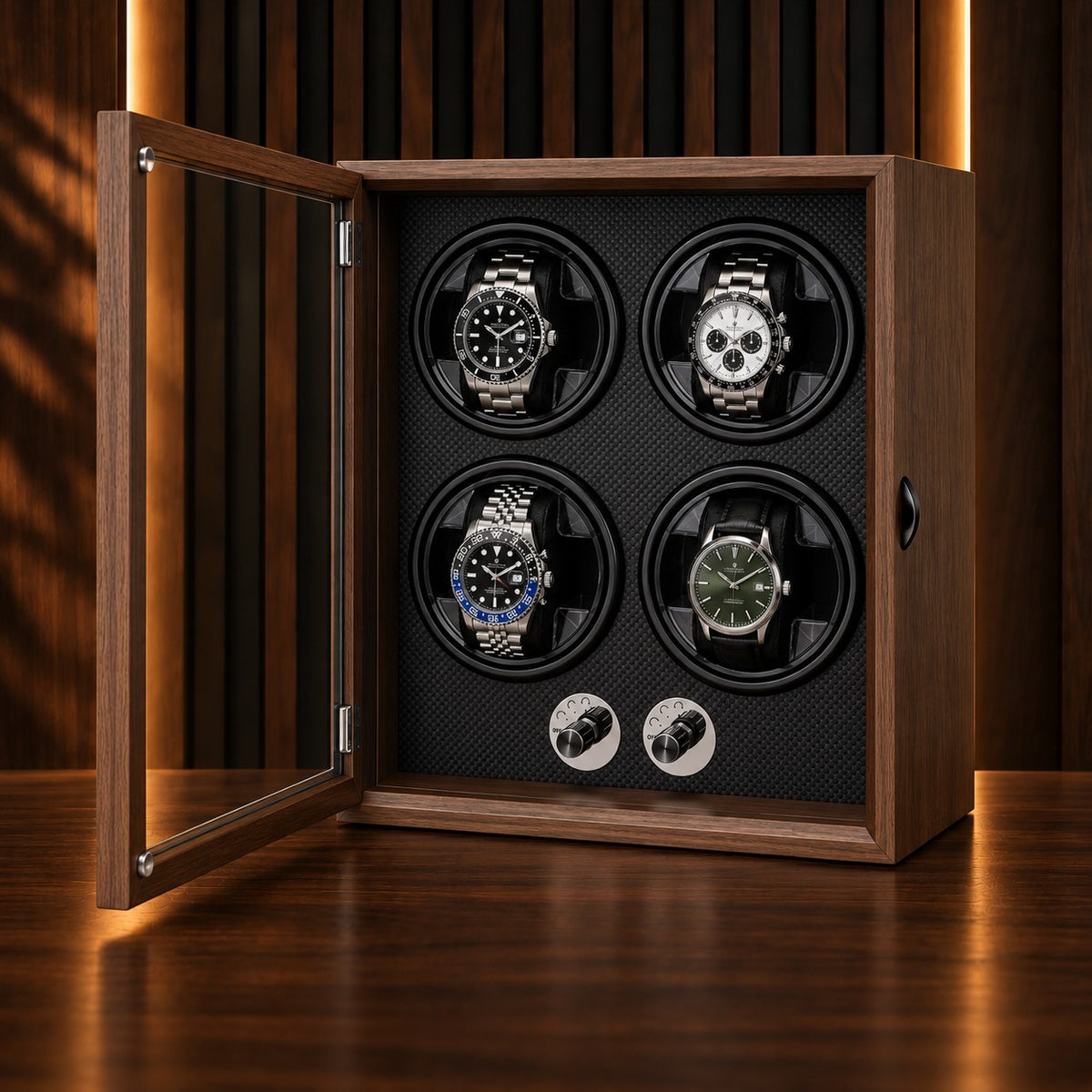 Remontoir montre automatique 4 places en placage bois, porte vitrée ouverte sur quatre montres – Complications Paris